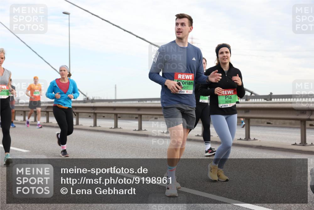 03.10.2025 - Köhlbrandbrückenlauf Lena Gebhardt http://msf.ph/oto/9198961 03.10.2025 15:36:39 Position 1 3644, 017, 9016 meine-sportfotos.de
