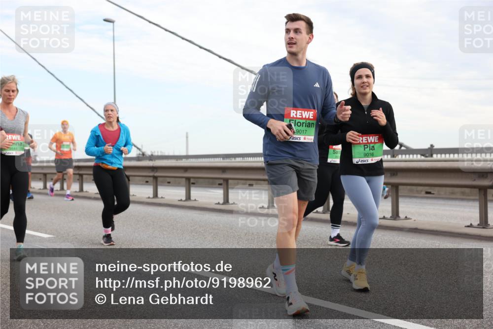 03.10.2025 - Köhlbrandbrückenlauf Lena Gebhardt http://msf.ph/oto/9198962 03.10.2025 15:36:39 Position 1 8644, 9017, 9016 meine-sportfotos.de