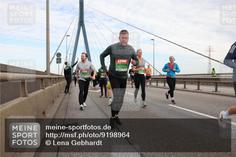 03.10.2025 - Köhlbrandbrückenlauf Lena Gebhardt http://msf.ph/oto/9198964 03.10.2025 15:36:39 Position 1 7899 meine-sportfotos.de