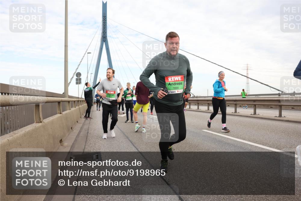 03.10.2025 - Köhlbrandbrückenlauf Lena Gebhardt http://msf.ph/oto/9198965 03.10.2025 15:36:40 Position 1 7899 meine-sportfotos.de