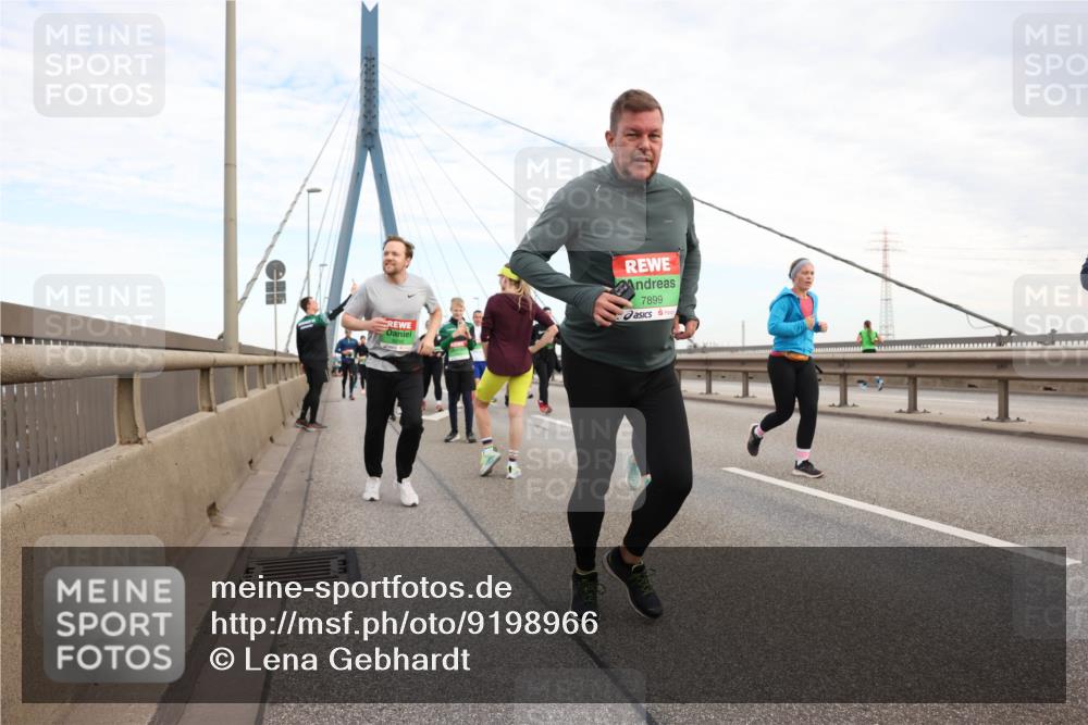 03.10.2025 - Köhlbrandbrückenlauf Lena Gebhardt http://msf.ph/oto/9198966 03.10.2025 15:36:40 Position 1 7899 meine-sportfotos.de