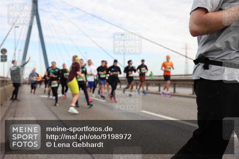 03.10.2025 - Köhlbrandbrückenlauf Lena Gebhardt http://msf.ph/oto/9198972 03.10.2025 15:36:41 Position 1  meine-sportfotos.de