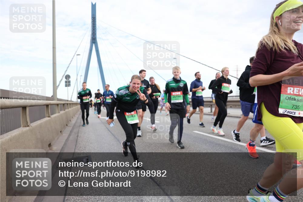 03.10.2025 - Köhlbrandbrückenlauf Lena Gebhardt http://msf.ph/oto/9198982 03.10.2025 15:36:44 Position 1 2, 900, 96, 7351 meine-sportfotos.de
