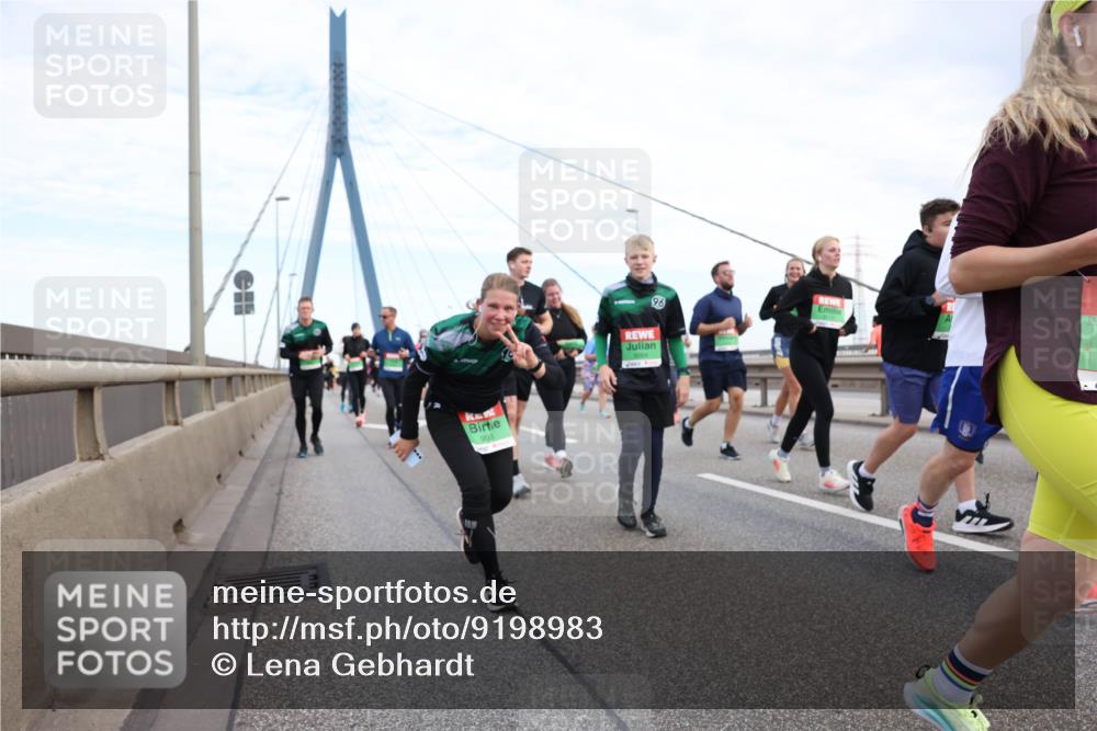 03.10.2025 - Köhlbrandbrückenlauf Lena Gebhardt http://msf.ph/oto/9198983 03.10.2025 15:36:44 Position 1  meine-sportfotos.de