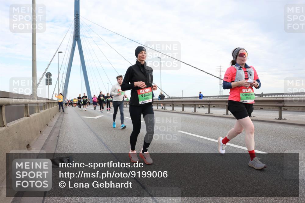 03.10.2025 - Köhlbrandbrückenlauf Lena Gebhardt http://msf.ph/oto/9199006 03.10.2025 15:36:48 Position 1 9393, 8536 meine-sportfotos.de