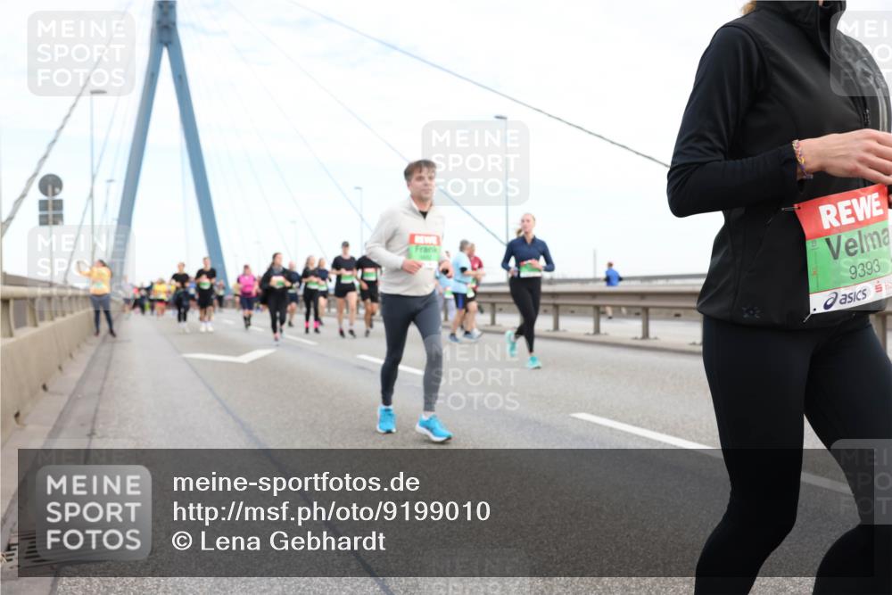 03.10.2025 - Köhlbrandbrückenlauf Lena Gebhardt http://msf.ph/oto/9199010 03.10.2025 15:36:49 Position 1 9393 meine-sportfotos.de
