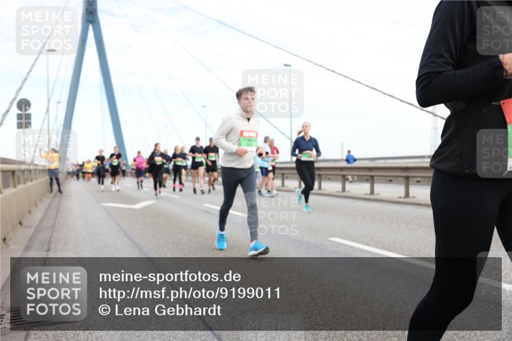 03.10.2025 - Köhlbrandbrückenlauf Lena Gebhardt http://msf.ph/oto/9199011 03.10.2025 15:36:49 Position 1  meine-sportfotos.de