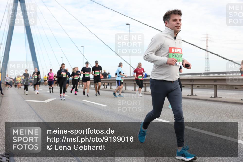 03.10.2025 - Köhlbrandbrückenlauf Lena Gebhardt http://msf.ph/oto/9199016 03.10.2025 15:36:50 Position 1 62 meine-sportfotos.de