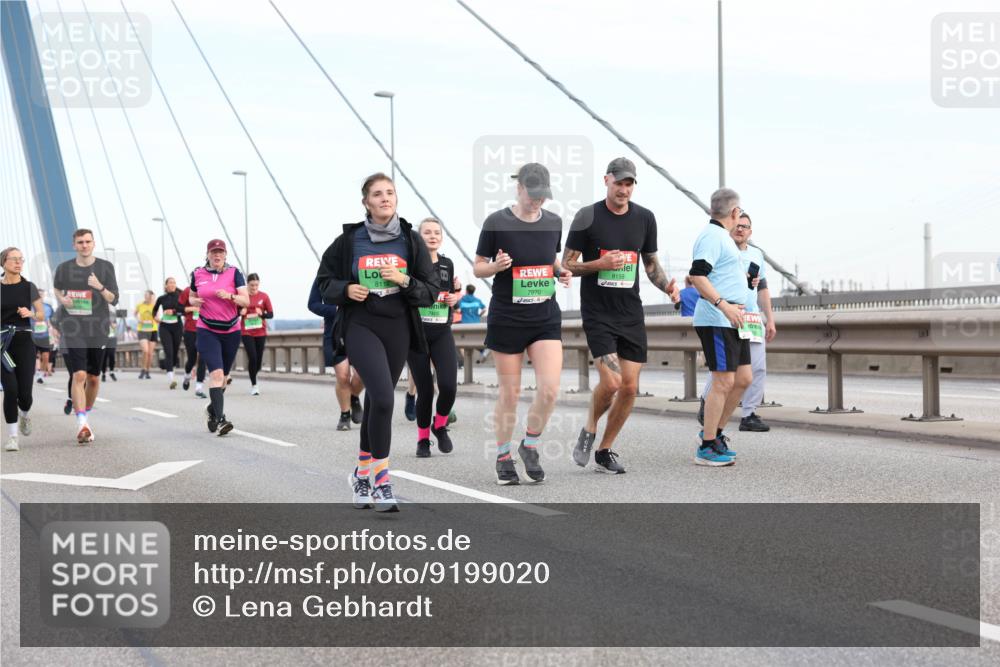 03.10.2025 - Köhlbrandbrückenlauf Lena Gebhardt http://msf.ph/oto/9199020 03.10.2025 15:36:51 Position 1 8156, 8112, 7970 meine-sportfotos.de