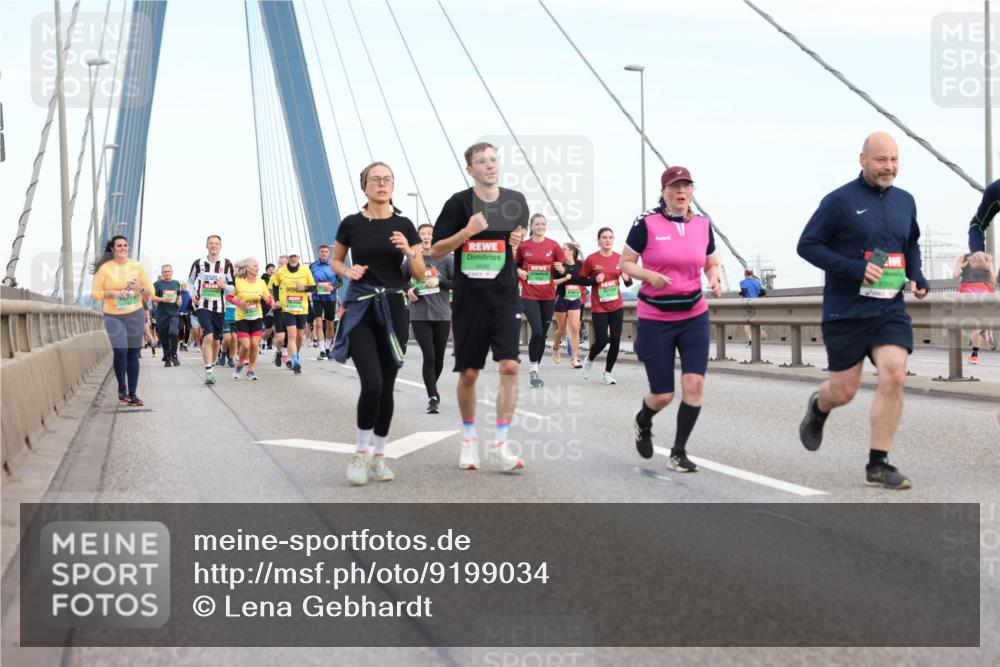 03.10.2025 - Köhlbrandbrückenlauf Lena Gebhardt http://msf.ph/oto/9199034 03.10.2025 15:36:54 Position 1  meine-sportfotos.de