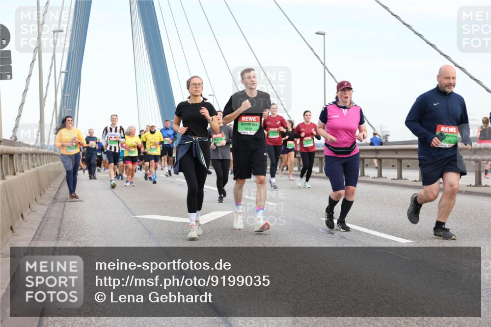 03.10.2025 - Köhlbrandbrückenlauf Lena Gebhardt http://msf.ph/oto/9199035 03.10.2025 15:36:54 Position 1 9648, 8359 meine-sportfotos.de
