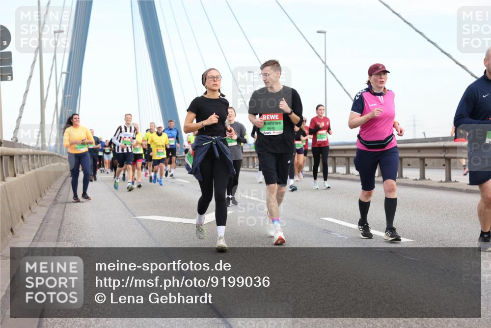 03.10.2025 - Köhlbrandbrückenlauf Lena Gebhardt http://msf.ph/oto/9199036 03.10.2025 15:36:54 Position 1 9648 meine-sportfotos.de