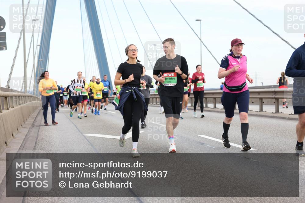 03.10.2025 - Köhlbrandbrückenlauf Lena Gebhardt http://msf.ph/oto/9199037 03.10.2025 15:36:54 Position 1 9648 meine-sportfotos.de