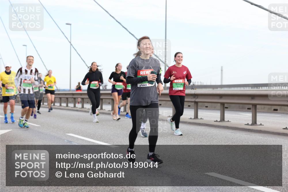 03.10.2025 - Köhlbrandbrückenlauf Lena Gebhardt http://msf.ph/oto/9199044 03.10.2025 15:36:58 Position 1  meine-sportfotos.de