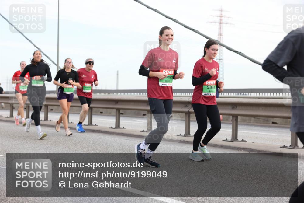 03.10.2025 - Köhlbrandbrückenlauf Lena Gebhardt http://msf.ph/oto/9199049 03.10.2025 15:36:59 Position 1 8332, 8264 meine-sportfotos.de
