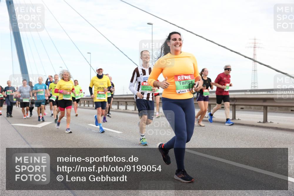 03.10.2025 - Köhlbrandbrückenlauf Lena Gebhardt http://msf.ph/oto/9199054 03.10.2025 15:37:01 Position 1 2025, 7156 meine-sportfotos.de