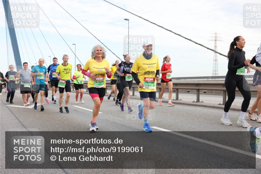 03.10.2025 - Köhlbrandbrückenlauf Lena Gebhardt http://msf.ph/oto/9199061 03.10.2025 15:37:02 Position 1 2025, 2025, 9536, 9535, 7464 meine-sportfotos.de