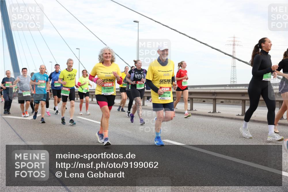 03.10.2025 - Köhlbrandbrückenlauf Lena Gebhardt http://msf.ph/oto/9199062 03.10.2025 15:37:02 Position 1 2025, 9535, 2025, 9536 meine-sportfotos.de