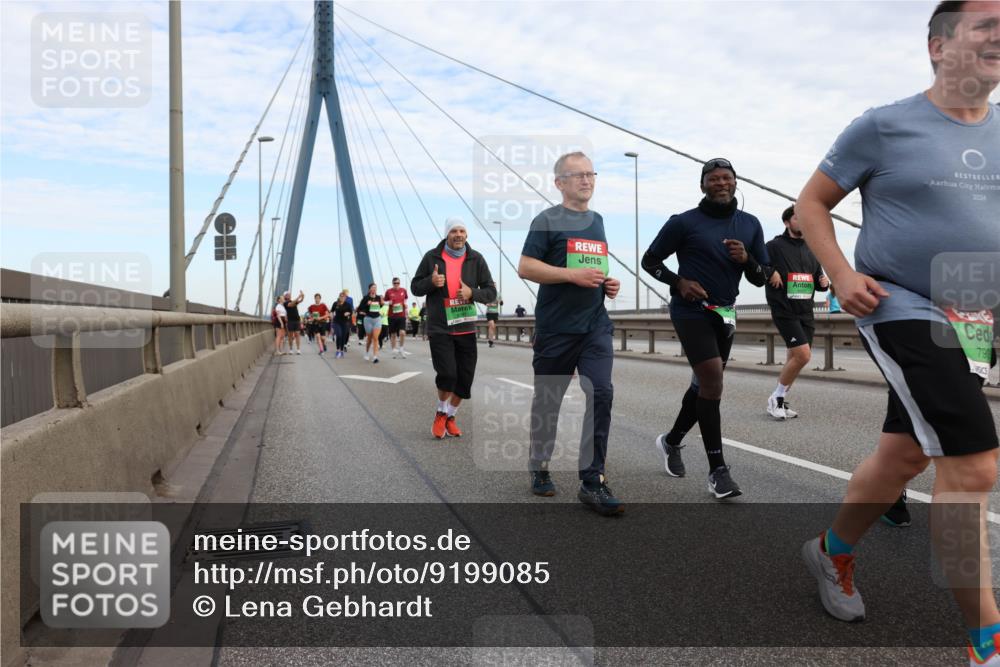 03.10.2025 - Köhlbrandbrückenlauf Lena Gebhardt http://msf.ph/oto/9199085 03.10.2025 15:37:07 Position 1 2024, 79 meine-sportfotos.de