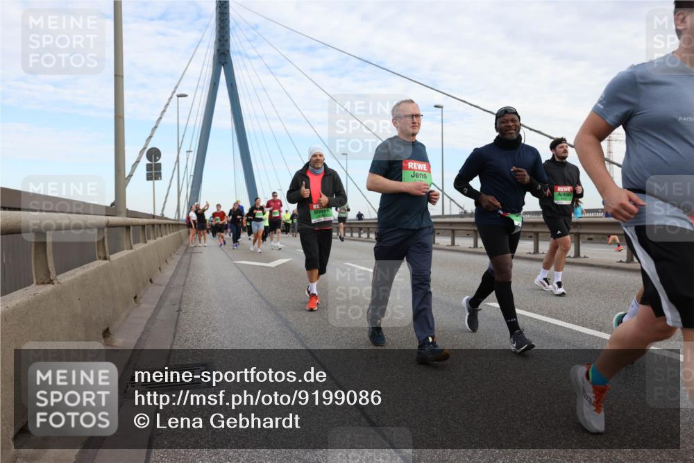 03.10.2025 - Köhlbrandbrückenlauf Lena Gebhardt http://msf.ph/oto/9199086 03.10.2025 15:37:07 Position 1  meine-sportfotos.de