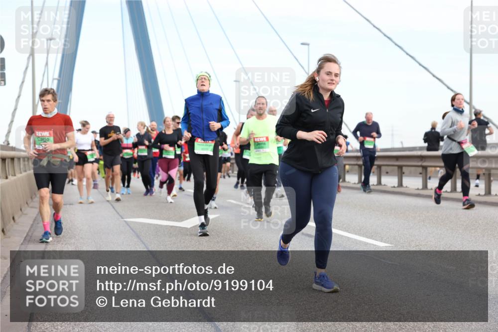 03.10.2025 - Köhlbrandbrückenlauf Lena Gebhardt http://msf.ph/oto/9199104 03.10.2025 15:37:12 Position 1  meine-sportfotos.de