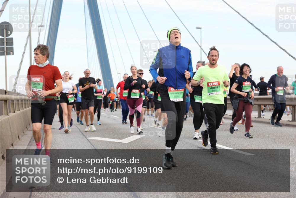 03.10.2025 - Köhlbrandbrückenlauf Lena Gebhardt http://msf.ph/oto/9199109 03.10.2025 15:37:14 Position 1 8299, 8010, 8552, 8481 meine-sportfotos.de