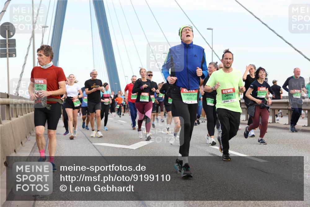 03.10.2025 - Köhlbrandbrückenlauf Lena Gebhardt http://msf.ph/oto/9199110 03.10.2025 15:37:14 Position 1 8299, 8010, 8552 meine-sportfotos.de