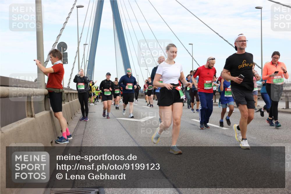 03.10.2025 - Köhlbrandbrückenlauf Lena Gebhardt http://msf.ph/oto/9199123 03.10.2025 15:37:18 Position 1  meine-sportfotos.de
