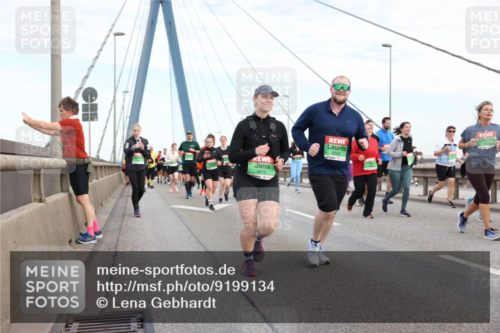 03.10.2025 - Köhlbrandbrückenlauf Lena Gebhardt http://msf.ph/oto/9199134 03.10.2025 15:37:21 Position 1 8472, 8323, 8519 meine-sportfotos.de