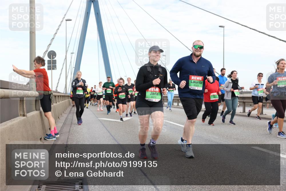 03.10.2025 - Köhlbrandbrückenlauf Lena Gebhardt http://msf.ph/oto/9199135 03.10.2025 15:37:21 Position 1 8472, 8323, 8519 meine-sportfotos.de