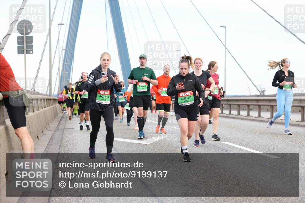 03.10.2025 - Köhlbrandbrückenlauf Lena Gebhardt http://msf.ph/oto/9199137 03.10.2025 15:37:23 Position 1 9636, 8684 meine-sportfotos.de