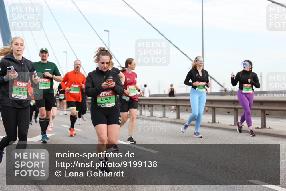 03.10.2025 - Köhlbrandbrückenlauf Lena Gebhardt http://msf.ph/oto/9199138 03.10.2025 15:37:24 Position 1 9636, 8684 meine-sportfotos.de