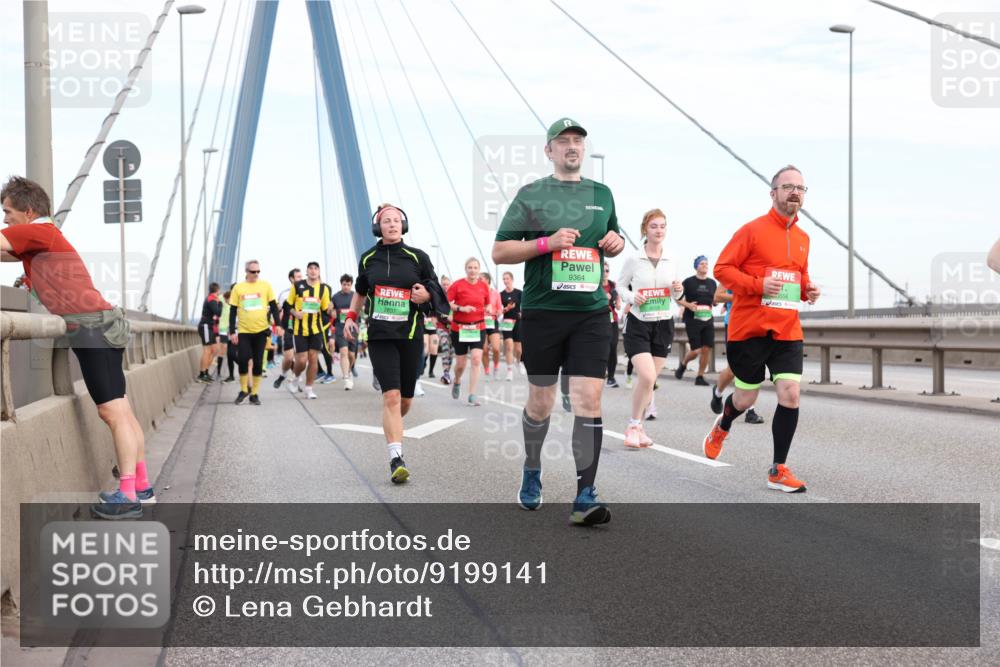 03.10.2025 - Köhlbrandbrückenlauf Lena Gebhardt http://msf.ph/oto/9199141 03.10.2025 15:37:26 Position 1 9364 meine-sportfotos.de