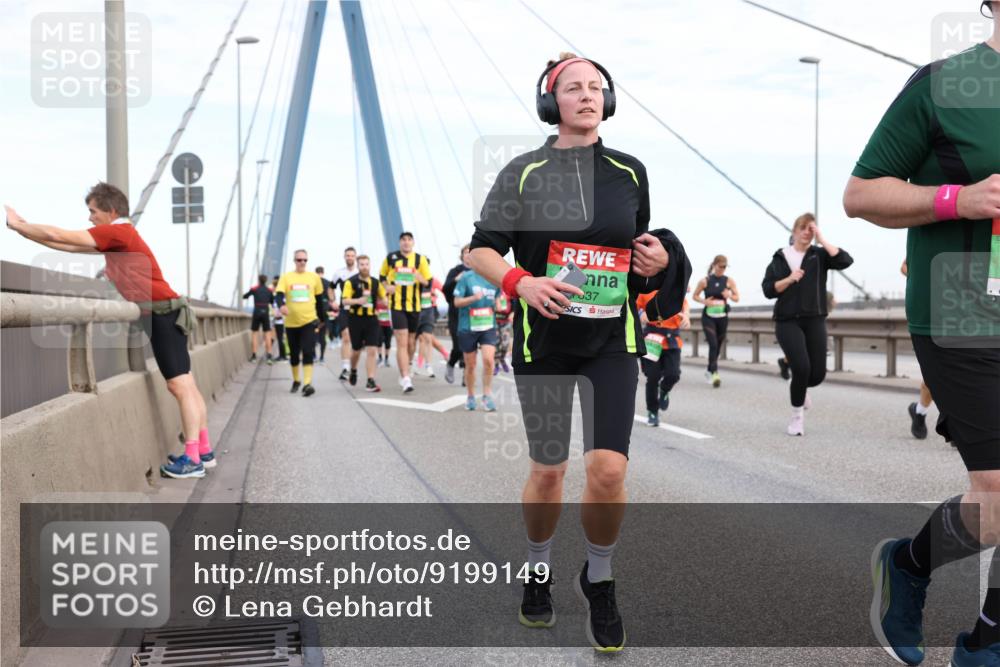 03.10.2025 - Köhlbrandbrückenlauf Lena Gebhardt http://msf.ph/oto/9199149 03.10.2025 15:37:27 Position 1 37 meine-sportfotos.de