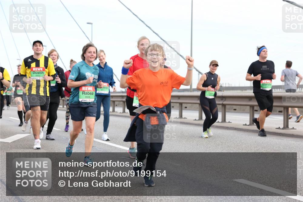 03.10.2025 - Köhlbrandbrückenlauf Lena Gebhardt http://msf.ph/oto/9199154 03.10.2025 15:37:29 Position 1 8852, 8936, 8261 meine-sportfotos.de