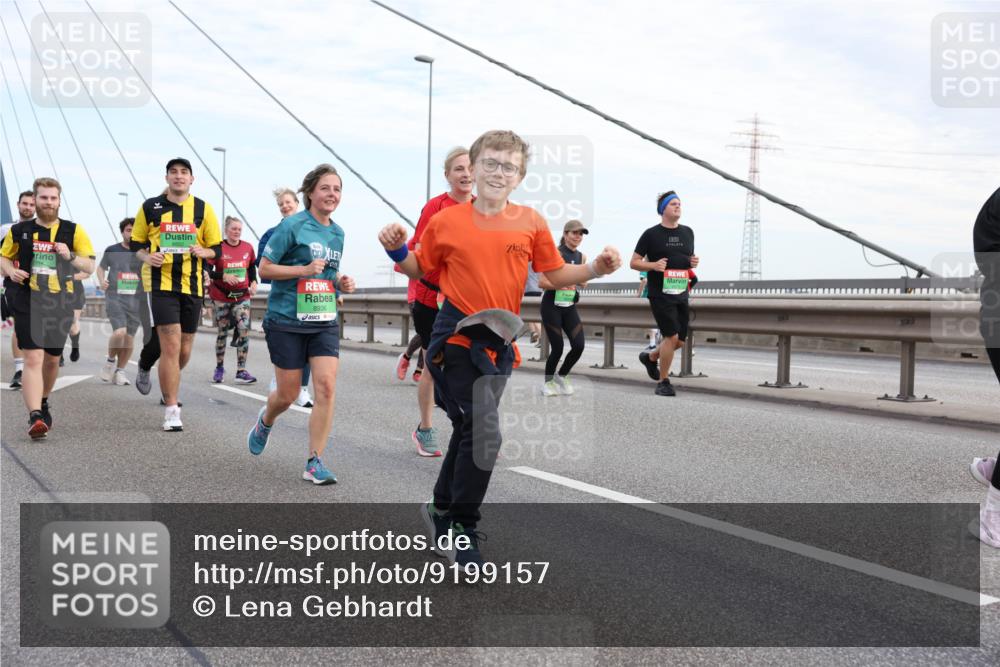 03.10.2025 - Köhlbrandbrückenlauf Lena Gebhardt http://msf.ph/oto/9199157 03.10.2025 15:37:30 Position 1 8936 meine-sportfotos.de