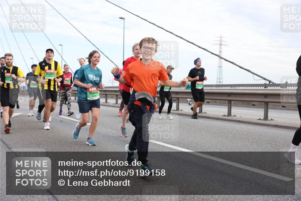 03.10.2025 - Köhlbrandbrückenlauf Lena Gebhardt http://msf.ph/oto/9199158 03.10.2025 15:37:30 Position 1 8936, 50 meine-sportfotos.de