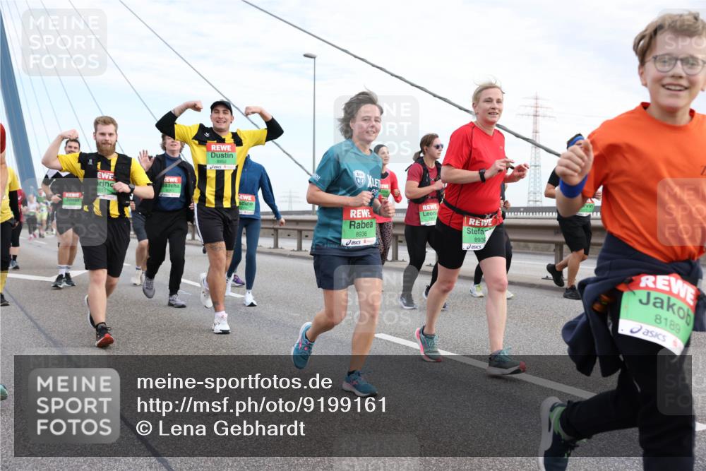 03.10.2025 - Köhlbrandbrückenlauf Lena Gebhardt http://msf.ph/oto/9199161 03.10.2025 15:37:30 Position 1 8852, 8936, 8935, 8189 meine-sportfotos.de