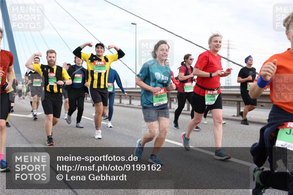 03.10.2025 - Köhlbrandbrückenlauf Lena Gebhardt http://msf.ph/oto/9199162 03.10.2025 15:37:31 Position 1 8852, 8936, 8935 meine-sportfotos.de