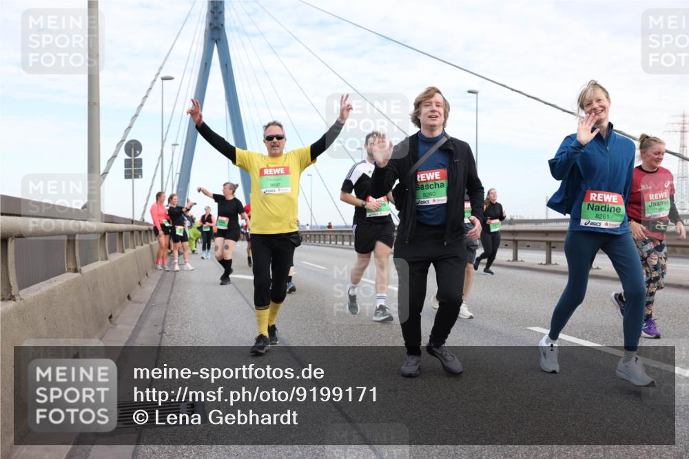 03.10.2025 - Köhlbrandbrückenlauf Lena Gebhardt http://msf.ph/oto/9199171 03.10.2025 15:37:33 Position 1 9697, 8260, 8261 meine-sportfotos.de