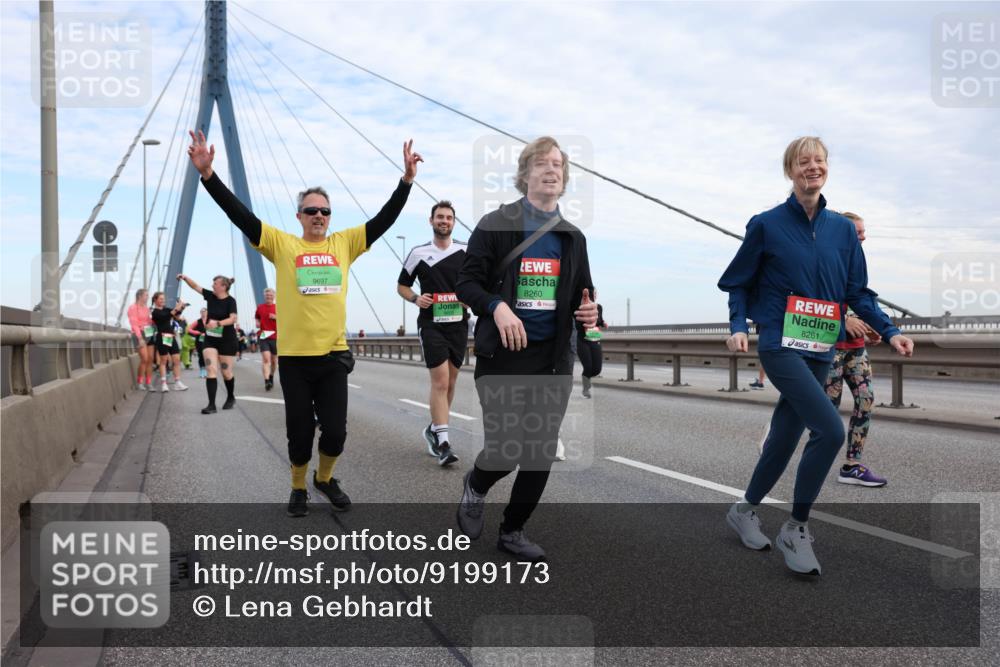 03.10.2025 - Köhlbrandbrückenlauf Lena Gebhardt http://msf.ph/oto/9199173 03.10.2025 15:37:33 Position 1 9697, 8260, 8261 meine-sportfotos.de
