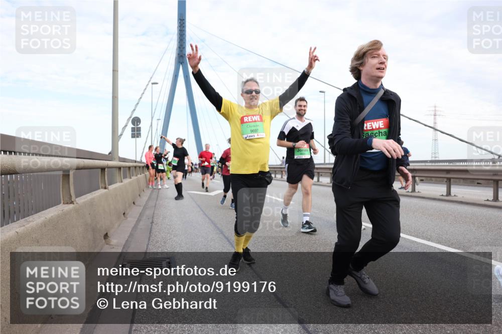 03.10.2025 - Köhlbrandbrückenlauf Lena Gebhardt http://msf.ph/oto/9199176 03.10.2025 15:37:33 Position 1 9697 meine-sportfotos.de