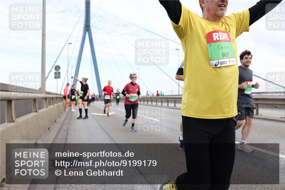 03.10.2025 - Köhlbrandbrückenlauf Lena Gebhardt http://msf.ph/oto/9199179 03.10.2025 15:37:34 Position 1 9697 meine-sportfotos.de