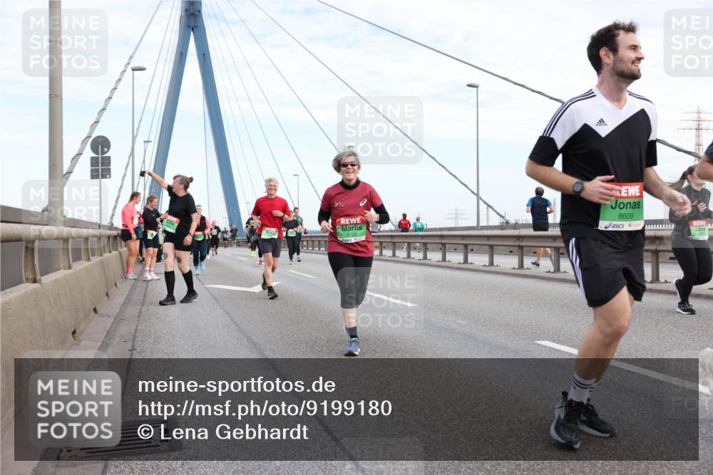 03.10.2025 - Köhlbrandbrückenlauf Lena Gebhardt http://msf.ph/oto/9199180 03.10.2025 15:37:34 Position 1 8108, 8609 meine-sportfotos.de