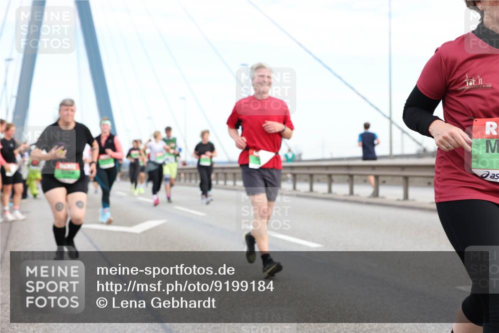 03.10.2025 - Köhlbrandbrückenlauf Lena Gebhardt http://msf.ph/oto/9199184 03.10.2025 15:37:36 Position 1  meine-sportfotos.de