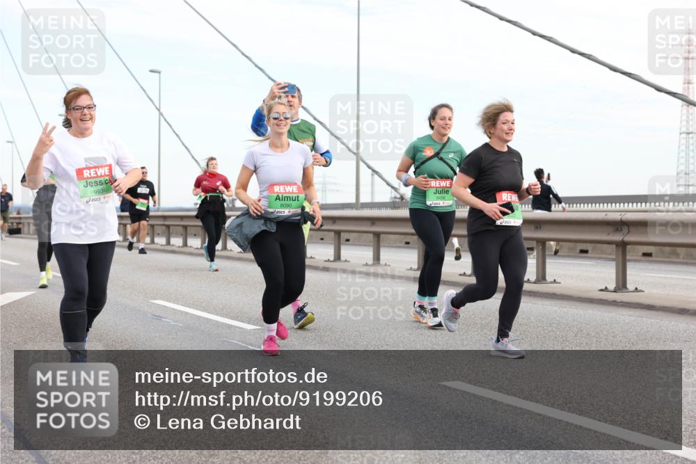 03.10.2025 - Köhlbrandbrückenlauf Lena Gebhardt http://msf.ph/oto/9199206 03.10.2025 15:37:40 Position 1 9534, 8090, 9436 meine-sportfotos.de