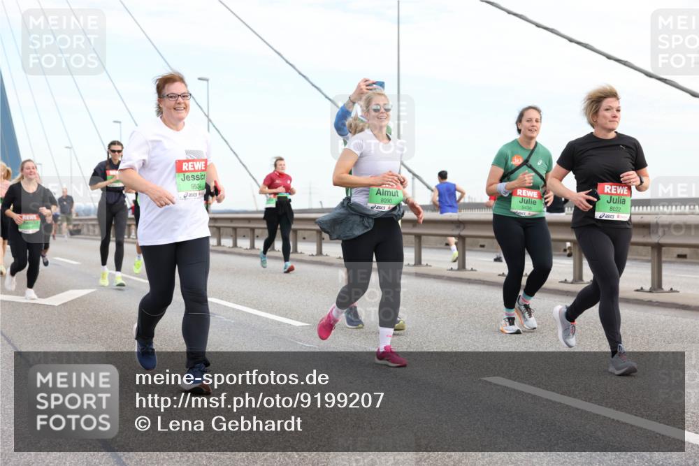 03.10.2025 - Köhlbrandbrückenlauf Lena Gebhardt http://msf.ph/oto/9199207 03.10.2025 15:37:41 Position 1 9534, 8090, 8022, 9436 meine-sportfotos.de