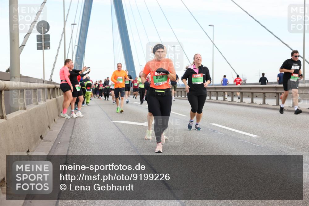 03.10.2025 - Köhlbrandbrückenlauf Lena Gebhardt http://msf.ph/oto/9199226 03.10.2025 15:37:45 Position 1 8588, 8454 meine-sportfotos.de