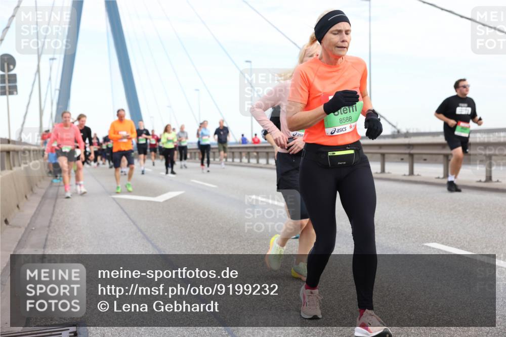 03.10.2025 - Köhlbrandbrückenlauf Lena Gebhardt http://msf.ph/oto/9199232 03.10.2025 15:37:46 Position 1 8588 meine-sportfotos.de