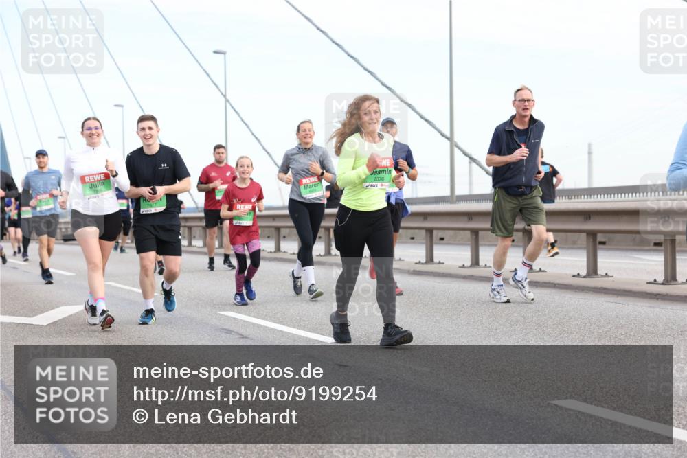 03.10.2025 - Köhlbrandbrückenlauf Lena Gebhardt http://msf.ph/oto/9199254 03.10.2025 15:37:52 Position 1 7706, 7877, 8376 meine-sportfotos.de